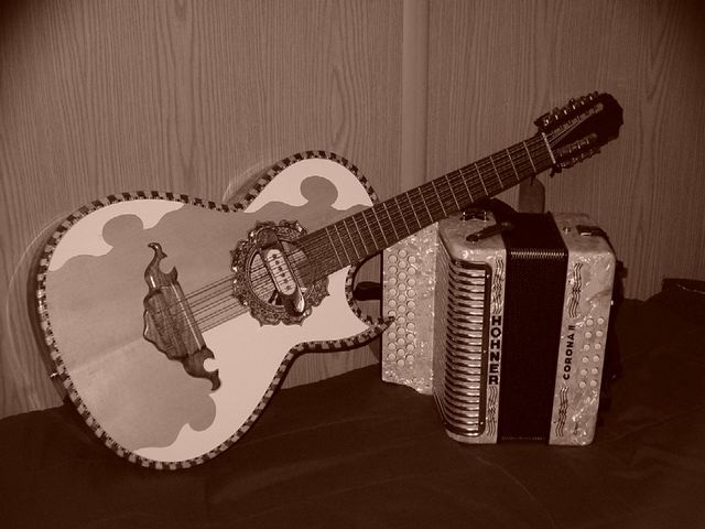 Y QUE SUENE LA MUSICA